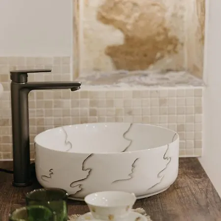 Ni Na Na Na Apartment *